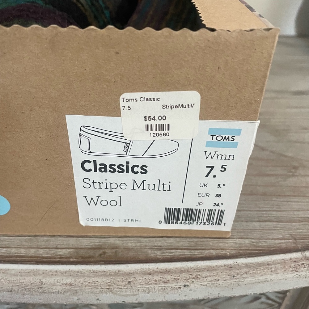 TOMS - Picture 3 of 5